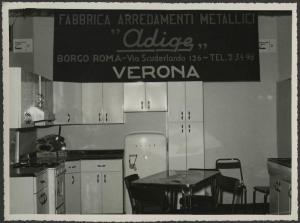 Verona - Fiera dell'agricoltura del 1956 - Stand fabbrica arredamenti metallici Adige - Esposizione mobili - Parete dipinta con Ducotone