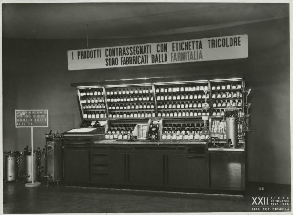 Milano - Fiera campionaria del 1941 - Stand Farmitalia - Banco da ricettazione