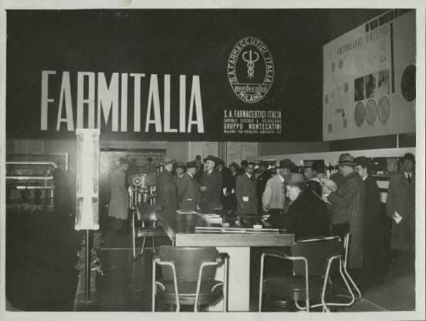 Milano - Fiera campionaria del 1941 - Stand Farmitalia - Visita dei chimici lombardi