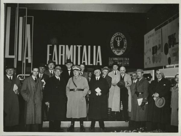Milano - Fiera campionaria del 1941 - Stand Farmitalia - Visita dei medici lombardi - Ritratto di gruppo