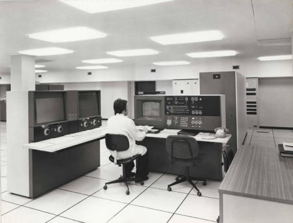 Milano - Datamont - Sala elaboratori - Elaboratore IBM 370 - Tecnico