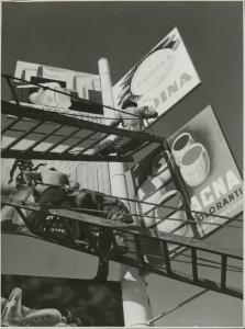 Milano - Fiera campionaria del 1941 - Montaggio e rifinitura di cartelli pubblicitari