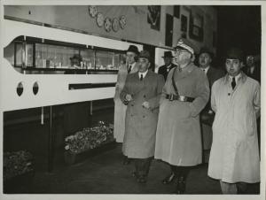 Milano - Fiera campionaria del 1941 - Sala della chimica Montecatini - Visita dei medici lombardi