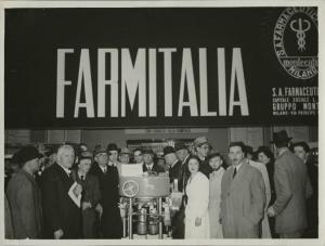 Milano - Fiera campionaria del 1941 - Stand Farmitalia - Visita dei medici lombardi