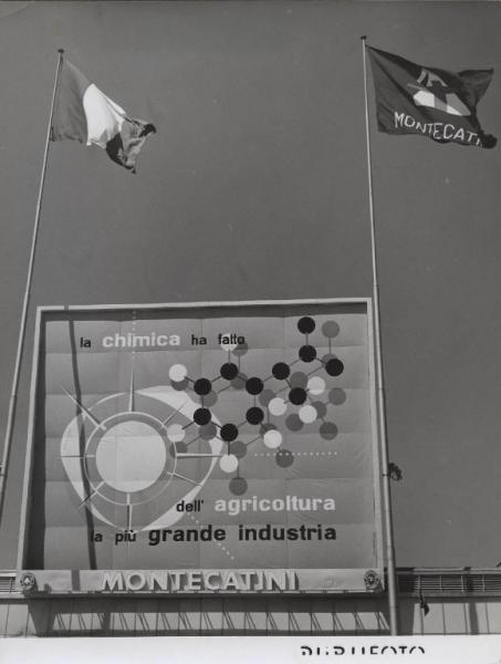 Milano - Fiera campionaria del 1955 - Padiglione Montecatini - Pannello decorativo - Bandiere