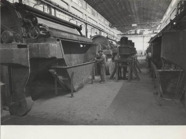 [Porto Marghera] - [Lavorazione Leghe Leggere] - Stabilimento produzione manufatti in alluminio - Macchinari - Operaio