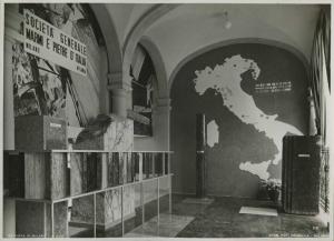 Milano - Fiera campionaria del 1939 - Padiglione Montecatini - Sala marmi e pietre d'Italia - Esposizione campioni