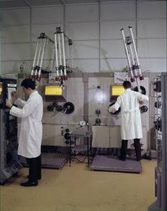 Ispra - Euratom - Laboratorio di metallurgia media attività - Catena di metallurgia - Operatori