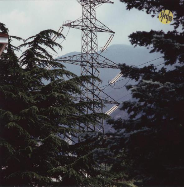 Valle Camonica - Centrale idroelettrica di Cedegolo - Palo a traliccio a fusto piramidale per alta tensione