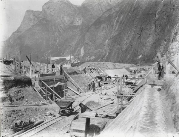 Mezzocorona - Centrale idroelettrica - Cantiere di costruzione - Canale di scarico - Operai