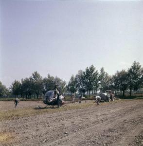 Agricoltura - Lotta antiparassitaria - Trattamento aeragricolo delle colture - Elicottero Agusta Bell 47 G - Carico serbatoi con anticrittogamici