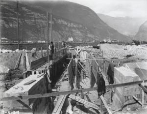 Mezzocorona - Centrale idroelettrica - Cantiere di costruzione - Getti per le paratoie dello scarico al fiume Noce