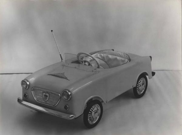 Lomagna - Pines spa - Fabbrica giocattoli - Moplen - Automobile a pedali - Prototipo - Modello Cisetta