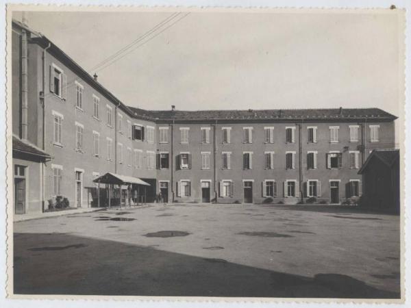 Novara - Stabilimento per il trattamento dell'azoto - Edificio per uffici e alloggi - Veduta dall'interno