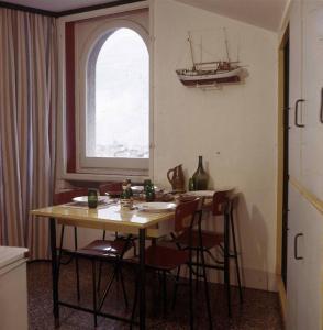 Appartamento - Cucina - Tavolo e sedie - Vernice Ducotone