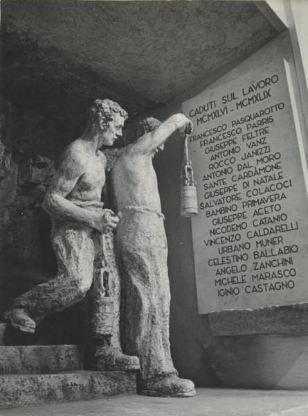 Castelbello - Centrale idroelettrica - Interno - Monumento ai caduti sul lavoro