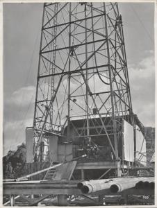 Crotone - Impianto di perforazione - Torre di trivellazione