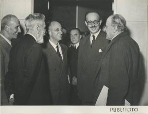 Conferenza di Enrico Fermi - Enrico Fermi con un gruppo di persone