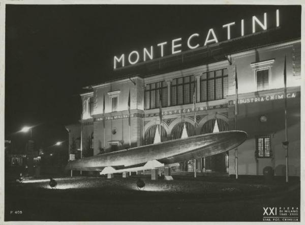 Milano - Fiera campionaria del 1940 - Esterno del padiglione Montecatini - Fusoliera - Notturno