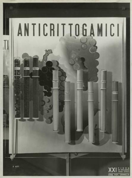 Milano - Fiera campionaria del 1940 - Padiglione Montecatini - Salone d'ingresso - Anticrittogamici