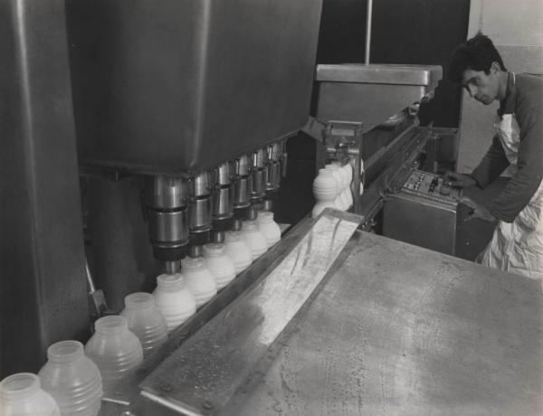 Alessandria - Consorzio produttori latte - Linea di produzione - Riempimento [e sigillatura] bottiglie in Moplen