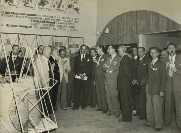 Milano - Fiera campionaria del 1947 - Padiglione Montecatini - [Sala dell'agricoltura?] - Visita autorità - Costa