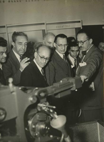 Milano - Fiera campionaria del 1947 - Padiglione Montecatini - Visita autorità - Alcide De Gasperi e Umberto Terracini