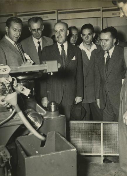 Milano - Fiera campionaria del 1947 - Padiglione Montecatini - Visita autorità - Bobies