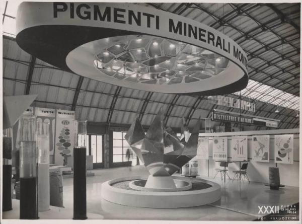 Milano - Fiera campionaria del 1954 - Posteggio esterno Montecatini - Pigmenti minerali
