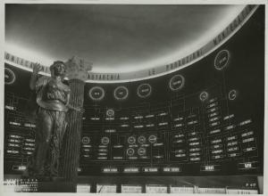 Milano - Fiera campionaria del 1940 - Padiglione Montecatini - Salone d'ingresso - Statua