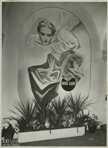 Milano - Fiera campionaria del 1940 - Padiglione Montecatini - Sala Rhodia Albene - Volto di donna contornato da scampoli di tessuto