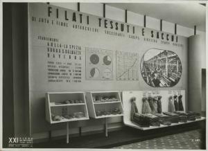 Milano - Fiera campionaria del 1940 - Padiglione Montecatini - Sala dei filati, tessuti e sacchi