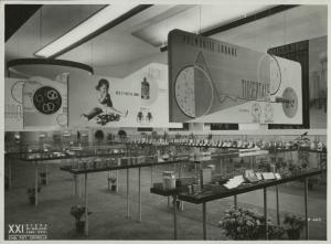 Milano - Fiera campionaria del 1940 - Sala Farmitalia - Pannelli illustrativi ed esposizione dei prodotti