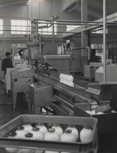 Alessandria - Consorzio produttori latte - Linea di produzione - Riempimento e sigillatura di bottiglie in Moplen