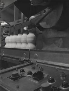 Alessandria - Consorzio produttori latte - Linea di produzione - Sigillatura termica in alluminio di bottiglie in Moplen