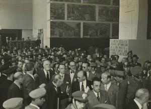 Milano - Fiera campionaria del 1947 - Padiglione Montecatini - Sala di presentazione - Visita autorità - Alcide De Gasperi e Umberto Terracini