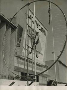 Milano - Fiera campionaria del 1954 - Padiglione Montecatini - Esterno - Ingresso - La scala d'oro Rhodiatoce - Fontana