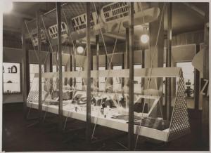 Lipsia - Fiera del 1941 - Edizione autunnale - [Sala] Montecatini - Vetrine espositive con lastre in Rhodia e prodotti in Nylon