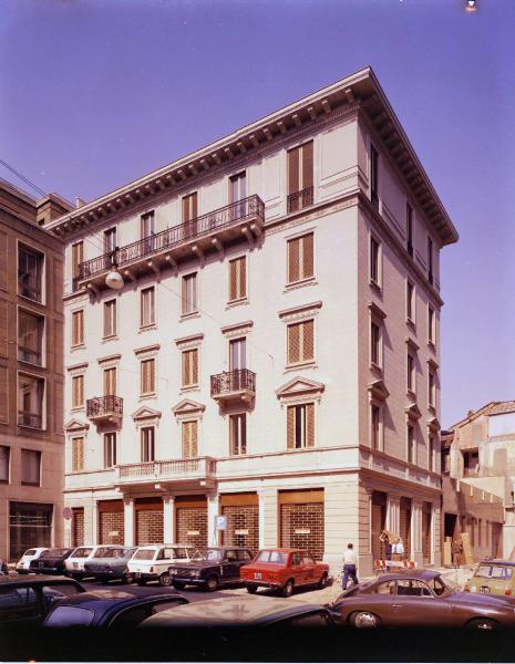 Brenta AB - Milano - Edificio per abitazioni - Veduta esterna - Automobili parcheggiate