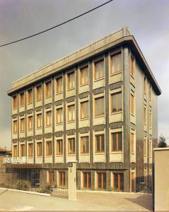 Brenta AB - Milano - Viale Zara - Edificio per uffici - Uffici tecnici impresa - Veduta esterna - Insegna luminosa