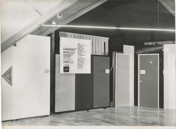 Milano - Fiera campionaria del 1958 - Padiglione Montecatini - Sala con esposizione pannelli prefabbricati