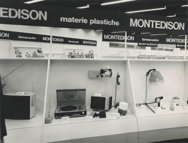 Milano - Fiera campionaria del 1972 - Padiglione Montedison - Interno - Materie plastiche - Elettrodomestici