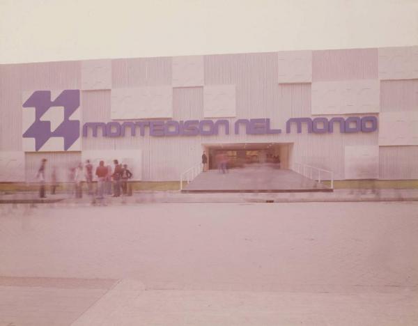 Milano - Fiera campionaria del 1974 - Padiglione Montedison - Esterno - Visitatori