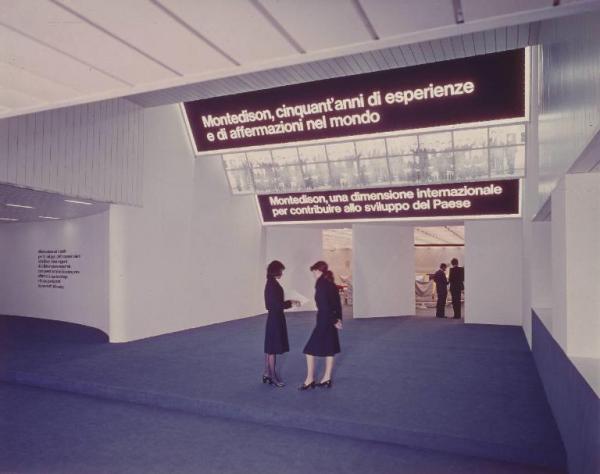 Milano - Fiera campionaria del 1974 - Padiglione Montedison - Interno - Ingresso all'esposizione - Hostess