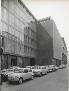 Torino - E.M.S.A. - Edificio per uffici - Scorcio - Automobili