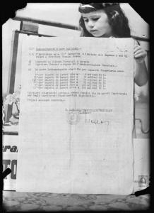 Bambina con documento dell'Ispettorato Regionale