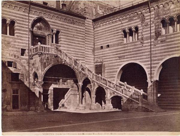 Architettura - Verona - Palazzo mercato vecchio - corte