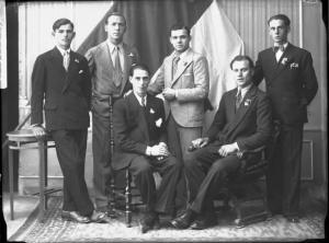 Gruppo uomini - ritratto - figura intera [committenza Viola Luigi - Salice, coscritti 1911]