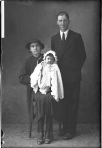 Uomo, donna e bambino - ritratto - figura intera [committenza Algeri Adolfo - Rivanazzano]