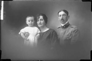 Uomo, donna e bambino - ritratto - mezzo busto [committenza Tosi Tenente Pietro, Artiglieria Campale Pesante Genova]